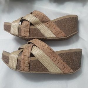 Volatile sandals